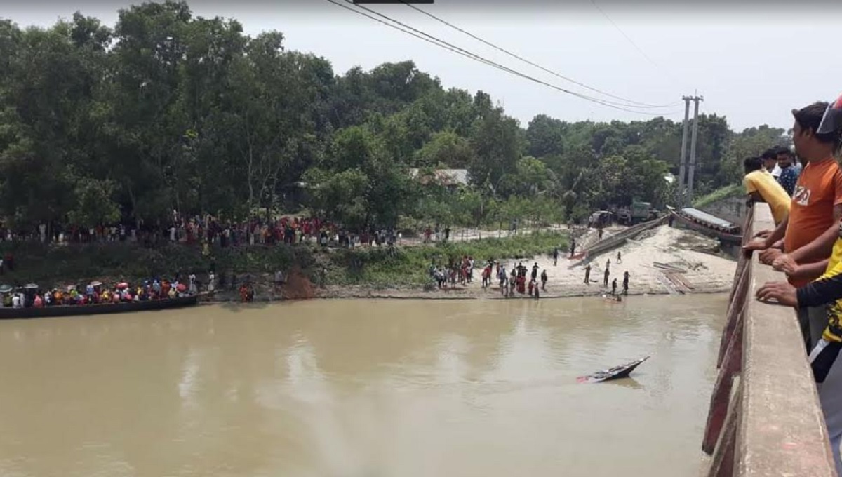 ঈদে ঘরমুখী শতাধিক যাত্রী নিয়ে নদীতে ডুবলো ইঞ্জিনচালিত নৌকা