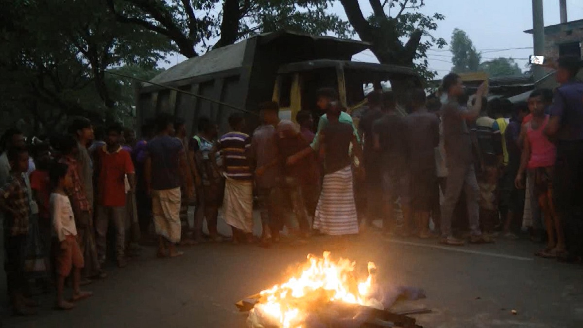 দিনাজপুরে পৃথক দুই সড়ক দুর্ঘটনায় ৪ জন নিহত, ট্রাকে আগুন