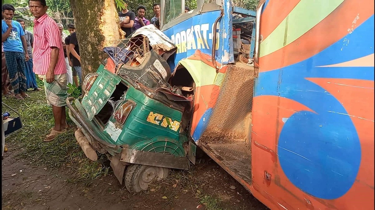 ফেনীতে বাস-সিএনজি সংঘর্ষে নিহত ১, আহত ৪