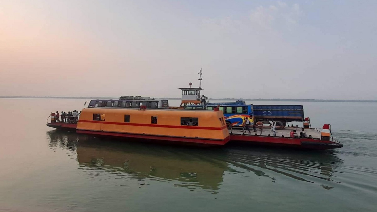 ৪ দিন পর জৌকুড়া-নাজিরগঞ্জ রুটের ফেরি চলাচল শুরু