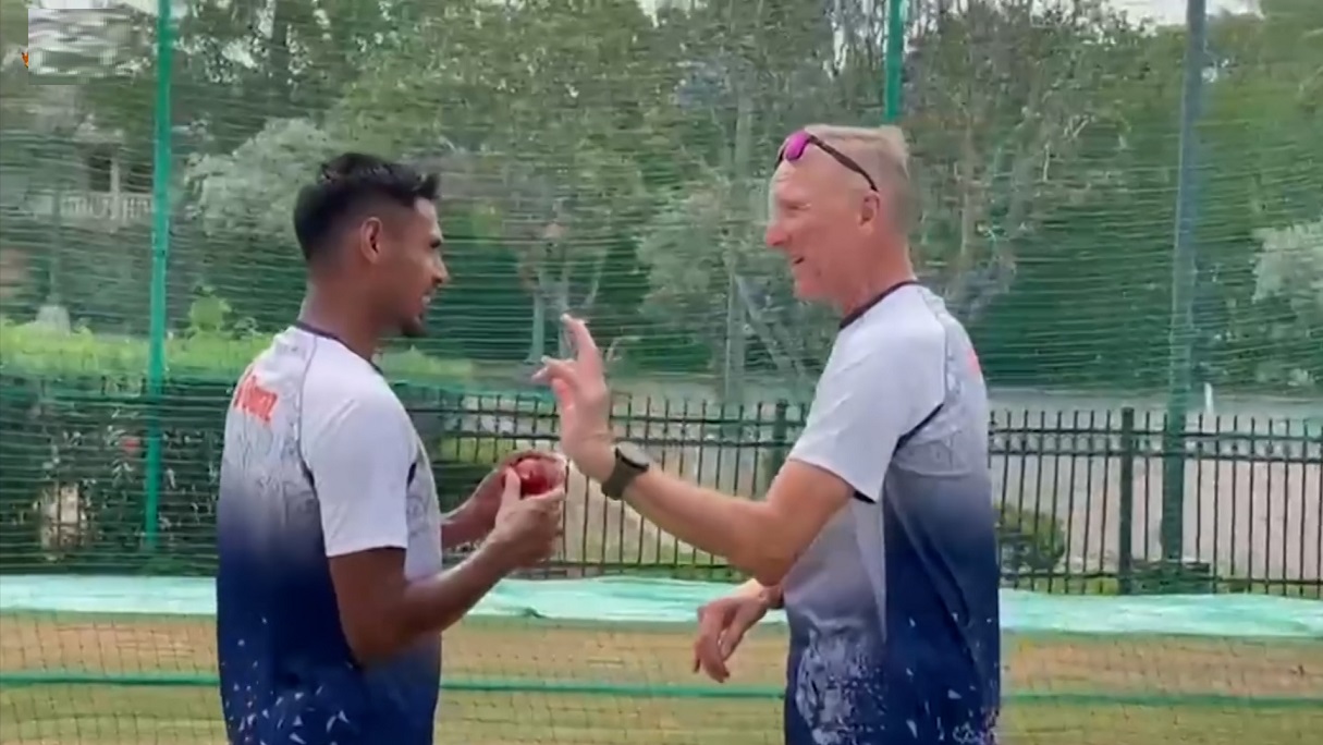 কোকাবুরা থেকে ডিউক বলে ফিজকে প্রস্তুত করছেন ডোনাল্ড