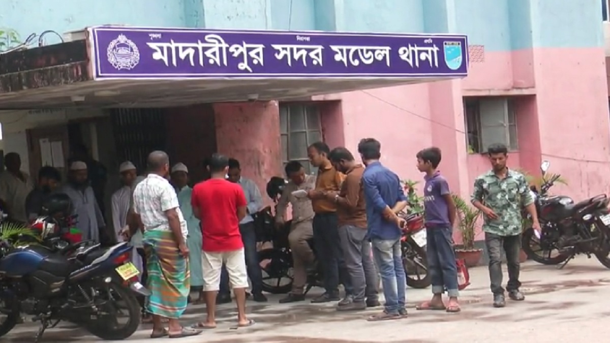 মাদারীপুরে চাঁদা না পেয়ে স্বর্ণ ব্যবসায়ীকে কুপিয়ে জখমের ভিডিও ভাইরাল