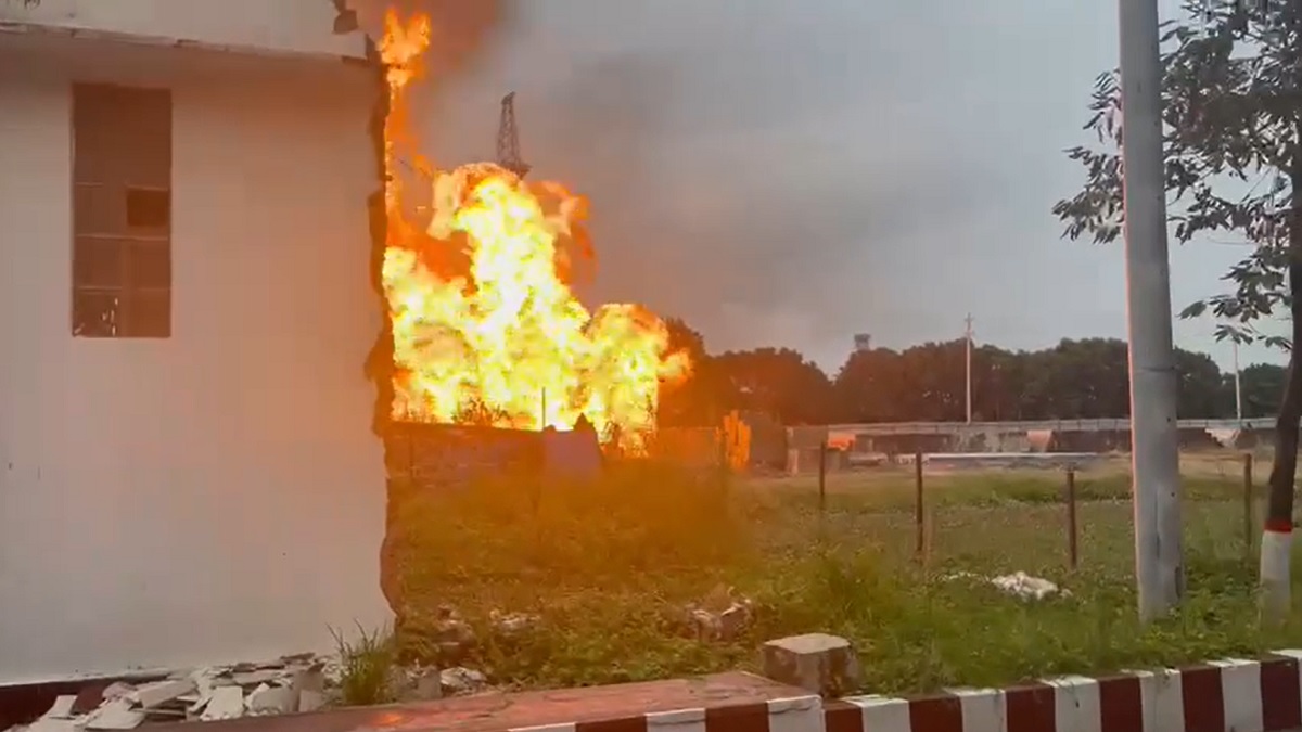 নারায়ণগঞ্জে গ্যাস লাইনে লাগা আগুন অনেকটাই নিয়ন্ত্রণে