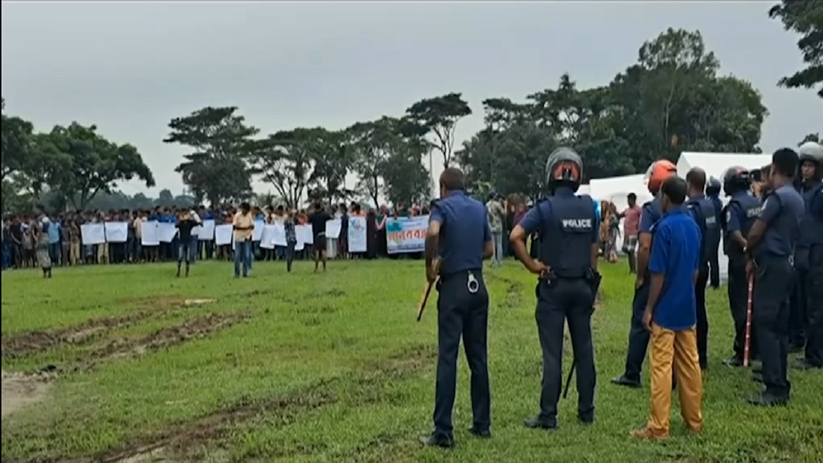 নেত্রকোণায় খেলার মাঠের পাশে আশ্রয়ণ প্রকল্প, এলাকাবাসীর বিক্ষোভ