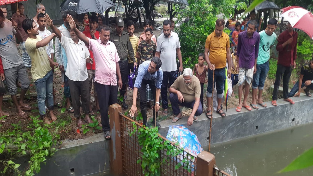 ইউএনও’র উদ্যােগে রক্ষা পেল ডুবে থাকা কয়েকশ একর ফসলি জমি