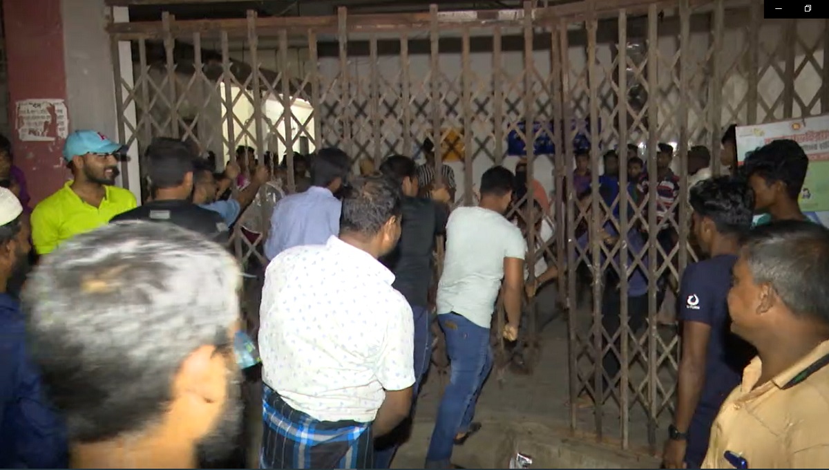 বরিশালে সড়ক দুর্ঘটনায় নিহত শিক্ষার্থীর সহপাঠী ও চিকিৎসকদের মধ্যে হাতাহাতি