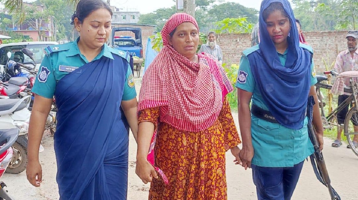 পরকীয়া প্রেমিকের সাথে আপত্তিকর অবস্থায় দেখে ফেলায় মেয়েকে হত্যা করা সেই মা গ্রেফতার