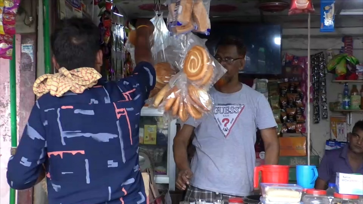 আগে চায়ের সাথে দুটি বনরুটি খেতেন রিকশাচালক মজনু, এখন খান একটা