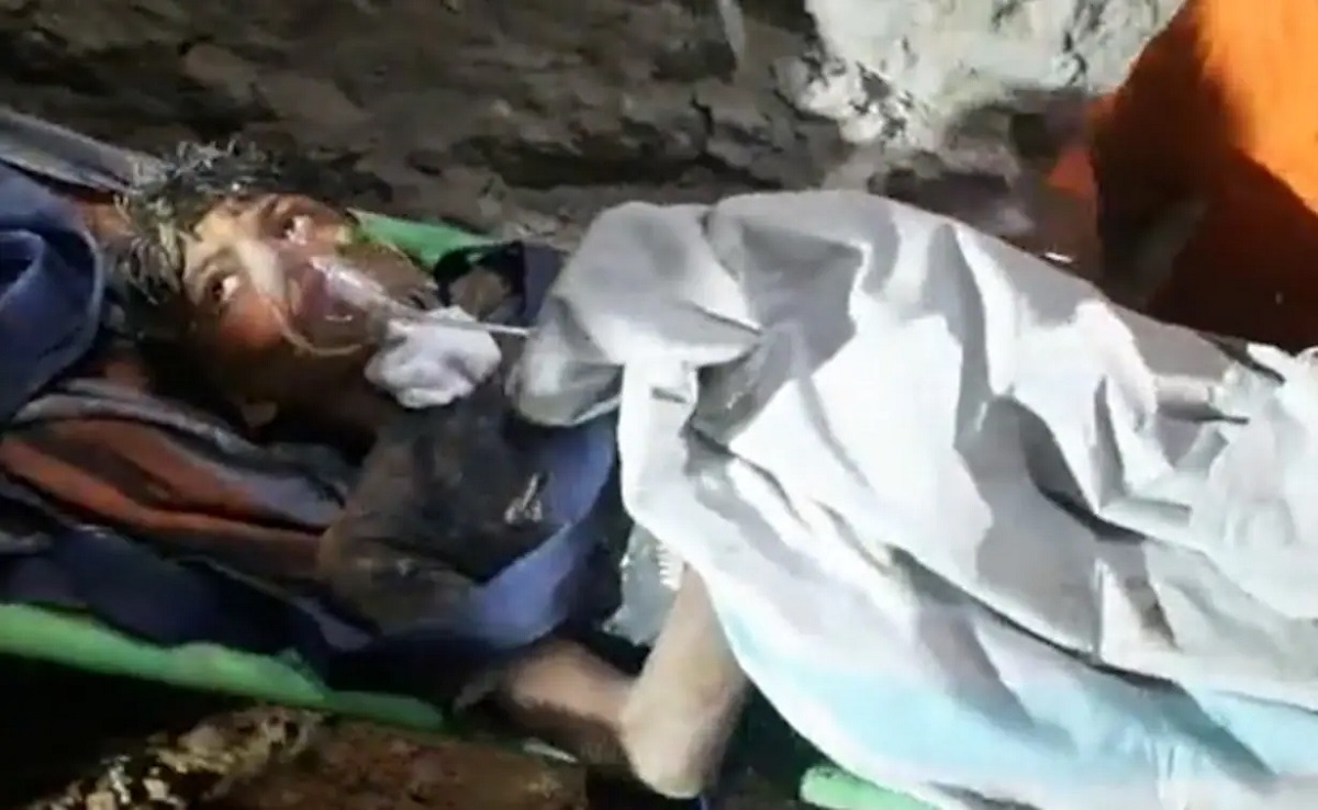১০৪ ঘণ্টা পর গভীর কুয়া থেকে জীবিত উদ্ধার ভারতের সেই শিশু