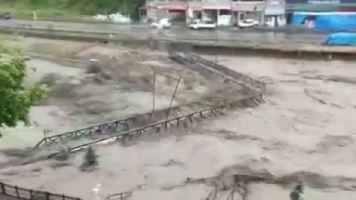 তুরস্কে বন্যার পানিতে ভেসে গেলো গোটা ব্রিজ