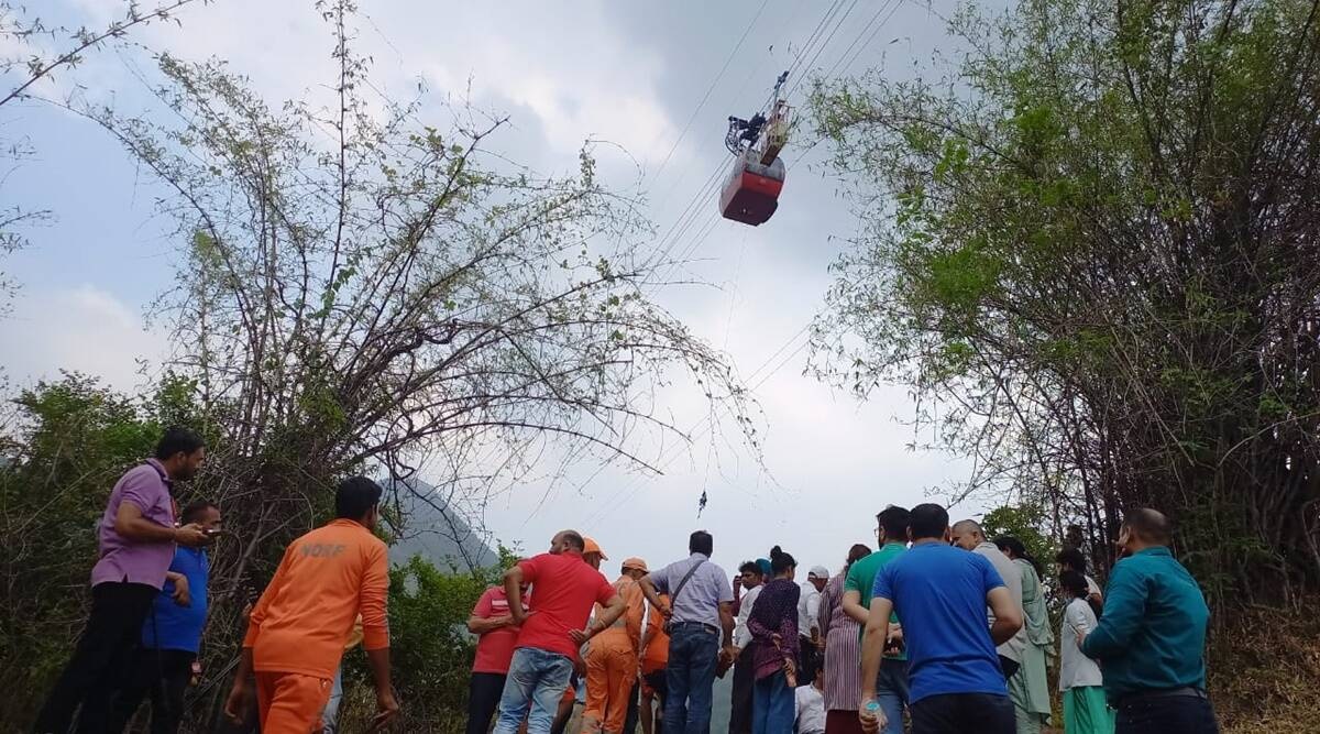 ১৮ ঘণ্টা পর হিমাচলের ক্যাবলকারে আটকা পড়া ১১ পর্যটক উদ্ধার