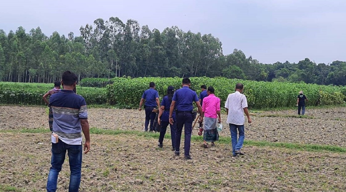 পরিত্যক্ত অবস্থায় উদ্ধারকৃত ১৯টি ককটেল নিষ্ক্রিয় করলো পুলিশ