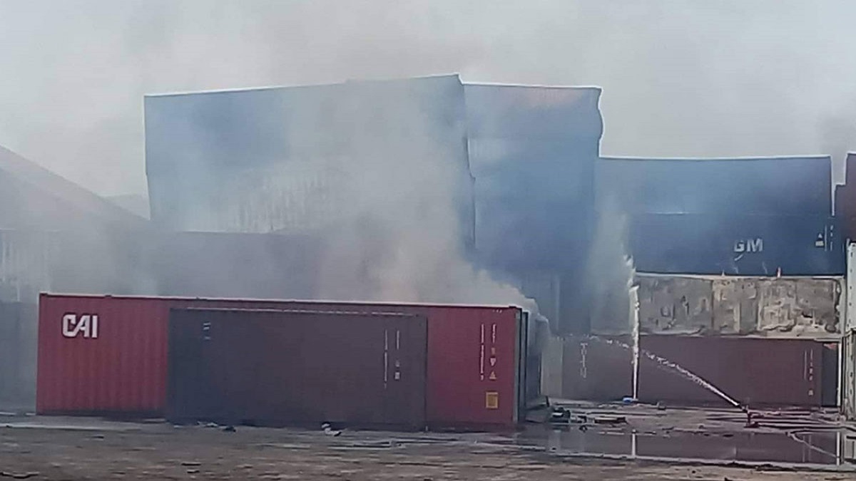 এখনও ধোঁয়া বের হচ্ছে, রাসায়নিকের আরও চারটি কনটেইনার শনাক্ত