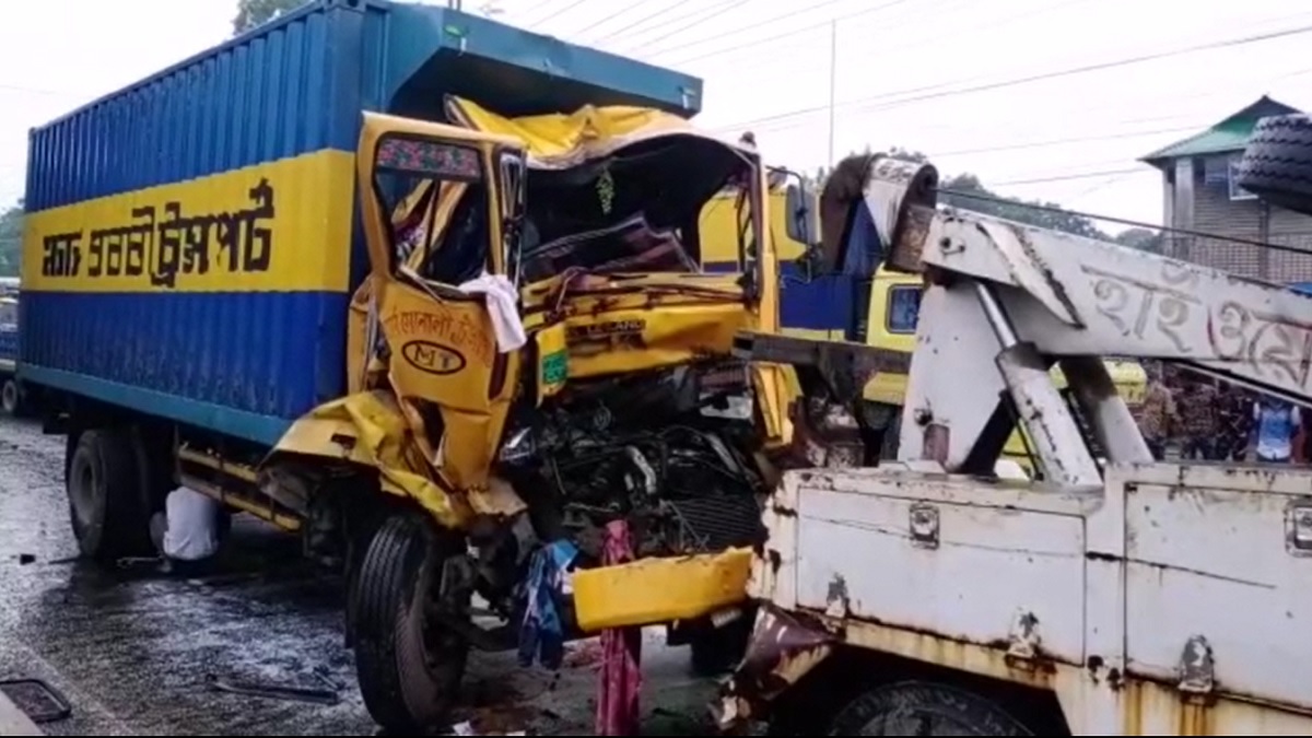 গাজীপুরে চলন্ত কাভার্ডভ্যানকে আরেক কাভার্ডভ্যানের ধাক্কায় চালক নিহত