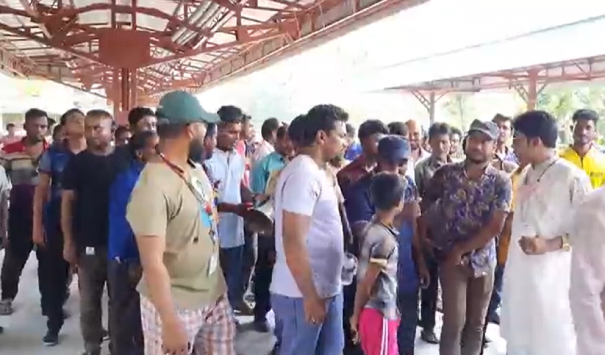 রেলচালককে মারধরের অপরাধে ৫ শ্রমিককে প্রত্যাহার, প্রতিবাদে রেলকর্মীদের বিক্ষোভ