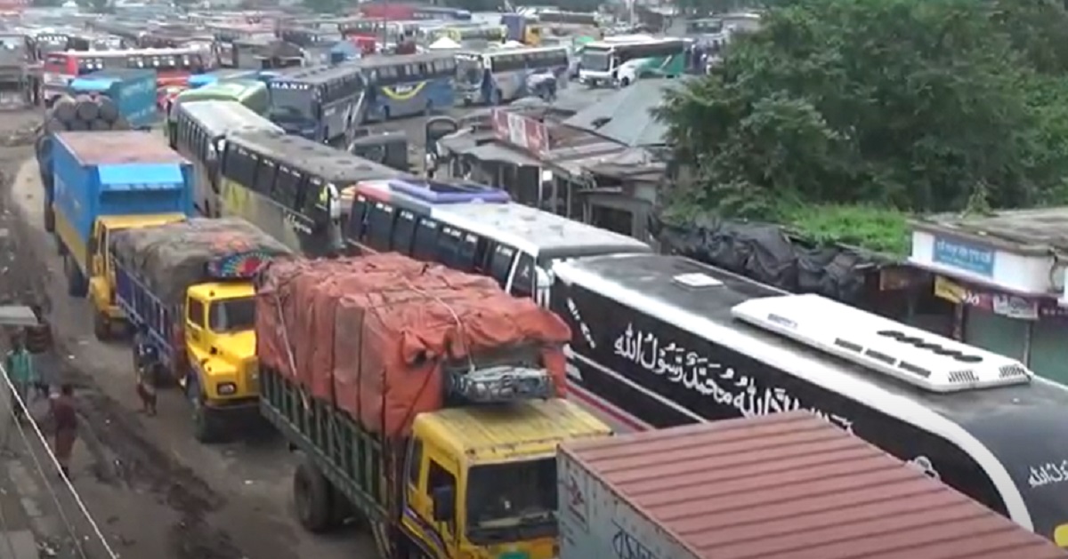 তীব্র স্রোতে ফেরি চলাচল ব্যাহত, দৌলতদিয়ায় ৬ কিলোমিটার জুড়ে পণ্যবাহী ট্রাকের সারি