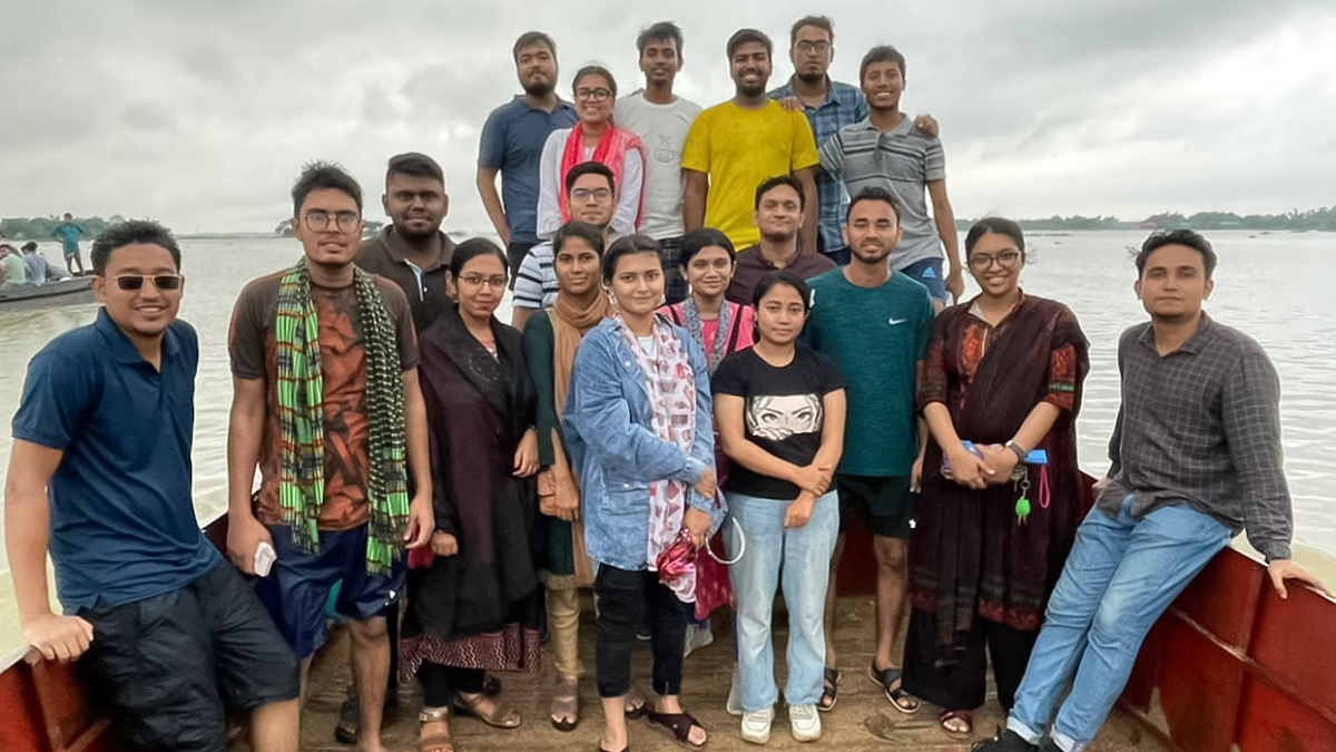 সুরমা নদীর চরে আটকা পড়ে জীবন শঙ্কায় ঢাবির ৪৫ জনসহ ১০০ বিশ্ববিদ্যালয় শিক্ষার্থী