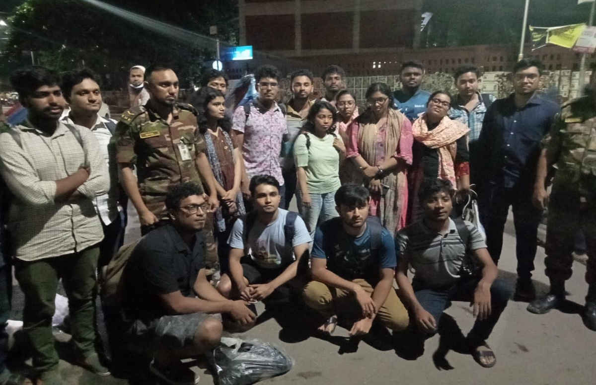 ঢাকায় পৌঁছেছেন সুনামগঞ্জে আটকে পড়া ঢাবির সেই শিক্ষার্থীরা