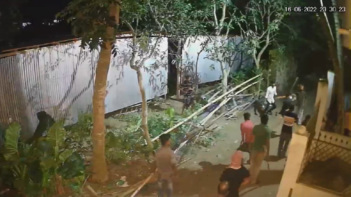 ফরিদপুরে যুবলীগ নেতার বিরুদ্ধে নারীকে মারধরের অভিযোগ, সিসিটিভির ফুটেজ ভাইরাল