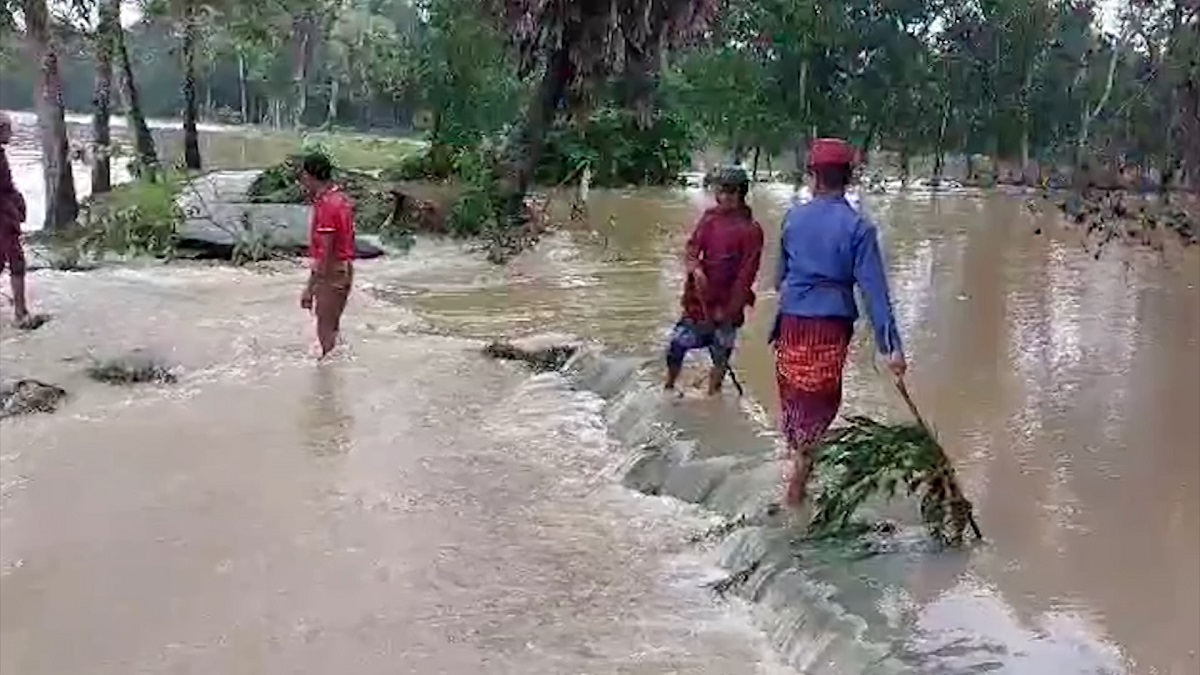 ফেনীতে বাঁধে ভাঙন: পানি প্রবেশ অব্যাহত, প্লাবিত হচ্ছে নতুন নতুন গ্রাম