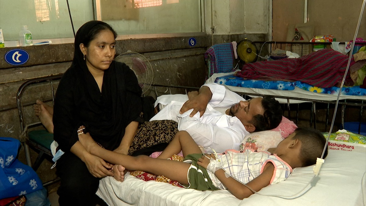 হঠাৎ বেড়েছে জ্বর-সর্দি-কাশি, চিকিৎসকের পরামর্শ নেয়ার তাগিদ