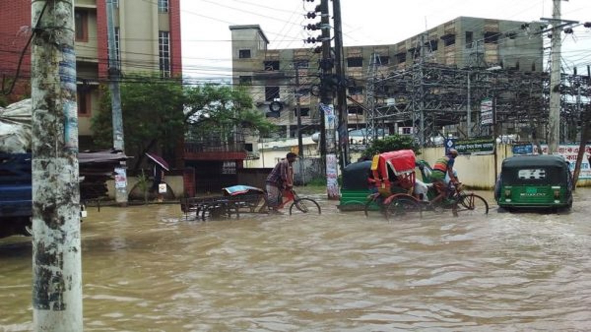 বৃষ্টিতে প্লাবিত চট্টগ্রাম নগরীর নিম্নাঞ্চল