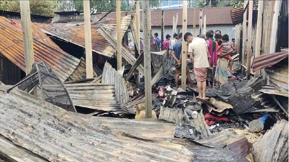 গাজীপুরের চন্দ্রাতে আগুনে পুড়ে গেছে দুই কলোনির ৩০টি ঘর