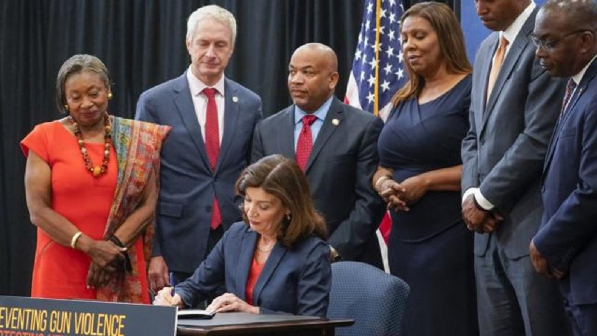 নিউইয়র্কে বাড়লো অস্ত্র ক্রয়ের সর্বনিম্ন বয়স