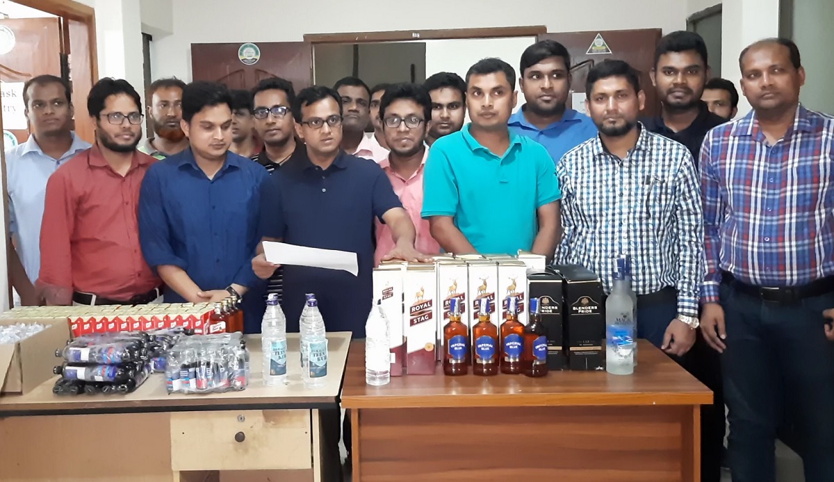 হিলিতে ভুট্টা বোঝায় ট্রাক থেকে ফেন্সিডিল ও ভারতীয় মদ উদ্ধার