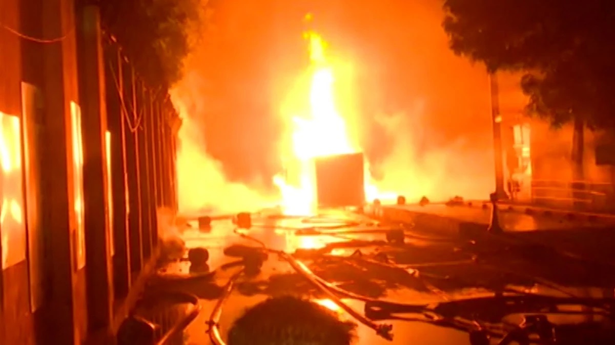 সীতাকুণ্ডের মতো পরিস্থিতি এড়াতে হঠাৎ আগুন লাগলে যা করবেন