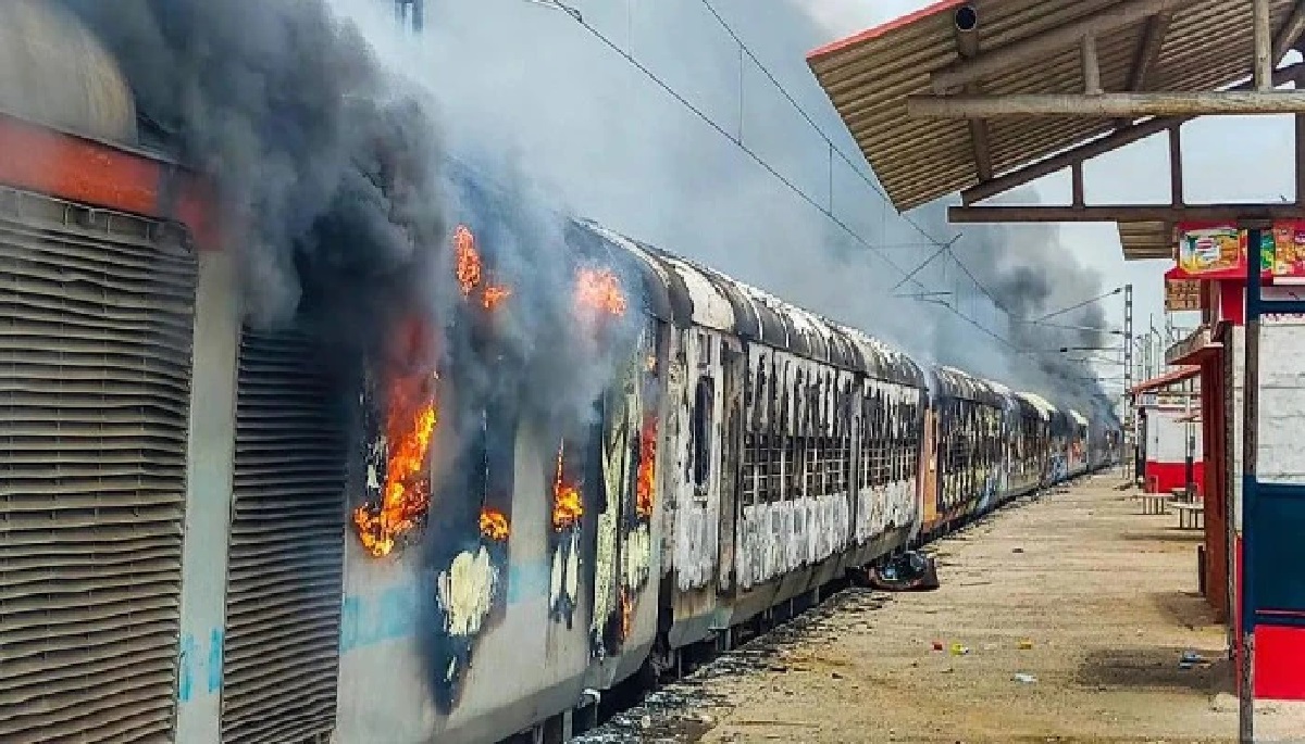 সেনা সদস্য নিয়োগের ‘অগ্নিপথ প্রকল্প’র বিরুদ্ধে অগ্নিগর্ভ ভারত