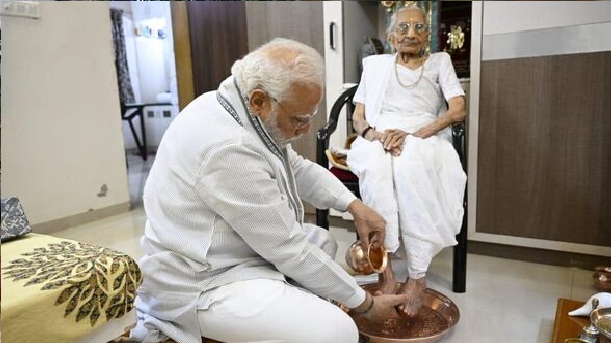 মায়ের শততম জন্মদিনে পা ধুইয়ে দোয়া চাইলেন মোদি
