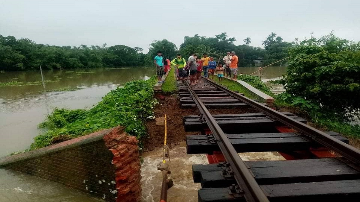 ৫ দিন পর ঢাকা-মোহনগঞ্জ ট্রেন চলাচল শুরু