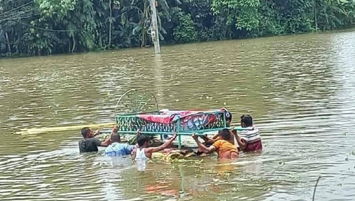 মোহনগঞ্জে বন্যায় তলিয়ে গেছে গ্রাম, জানাজা বা দাফনেরও স্থান নেই