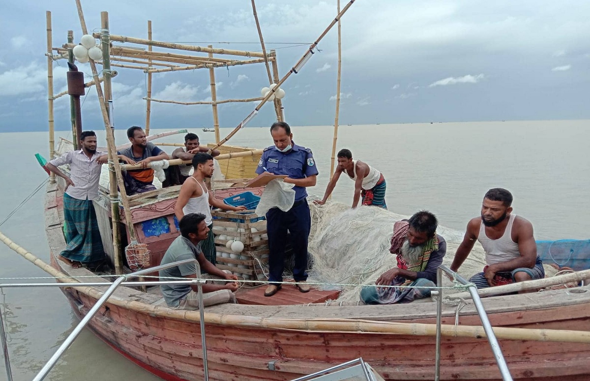 নোয়াখালীতে কারেন্ট জাল দিয়ে নদীতে মাছ ধরায় গ্রেফতার ৭