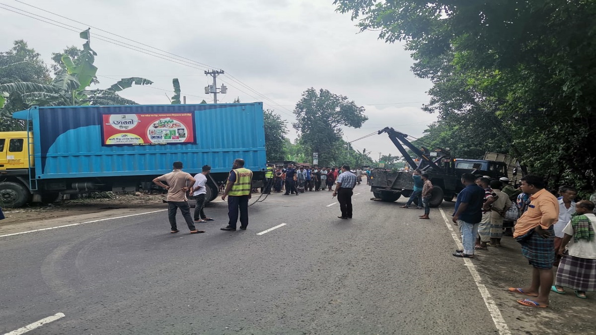 নরসিংদীতে কাভার্ডভ্যান চাপায় ৫ জন নিহত
