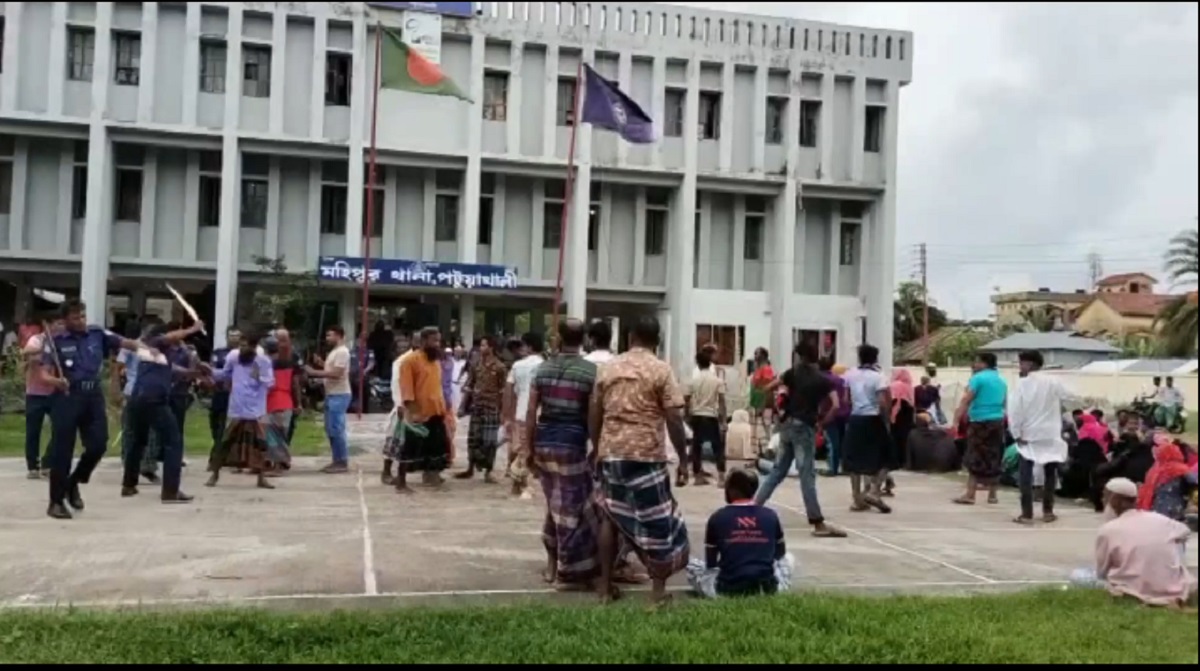 পটুয়াখালীতে আসামি ছাড়াতে এলাকাবাসীর থানা ঘেরাও, সংঘর্ষে পুলিশসহ আহত ২০