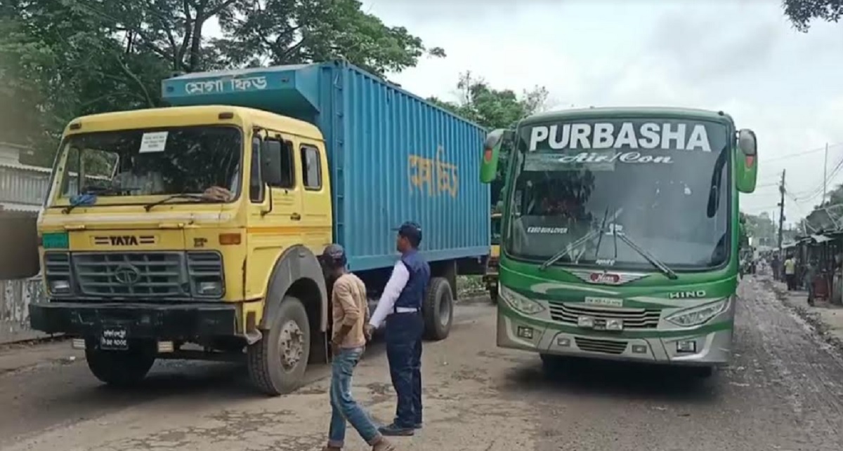 পদ্মার তীব্র স্রোতে ব্যাহত ফেরি চলাচল, দৌলতদিয়ায় যানবাহনের দীর্ঘ সারি