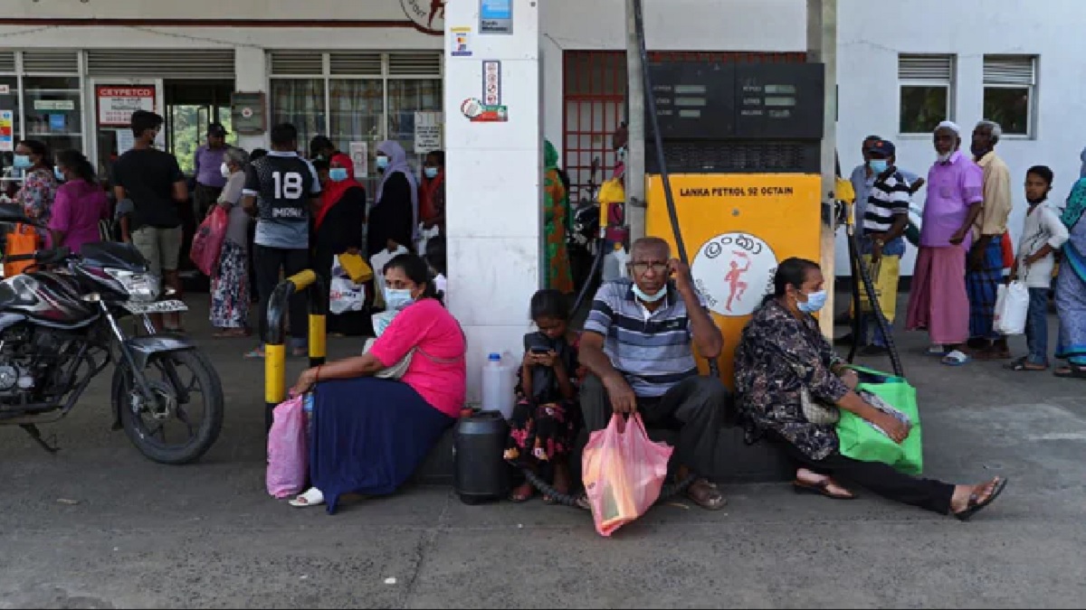 জ্বালানি ফুরিয়ে যাওয়ায় শুক্রবার ছুটি ঘোষণা শ্রীলঙ্কার
