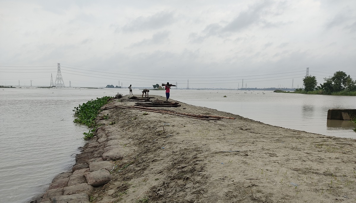 বাঁধ ভেঙে চলনবিল অঞ্চলের ৮ উপজেলা প্লাবিত
