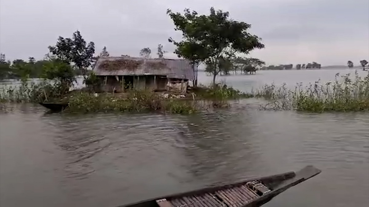 সুনামগঞ্জে উজানের ঢল ও বৃষ্টিতে প্লাবিত হচ্ছে নতুন নতুন এলাকা