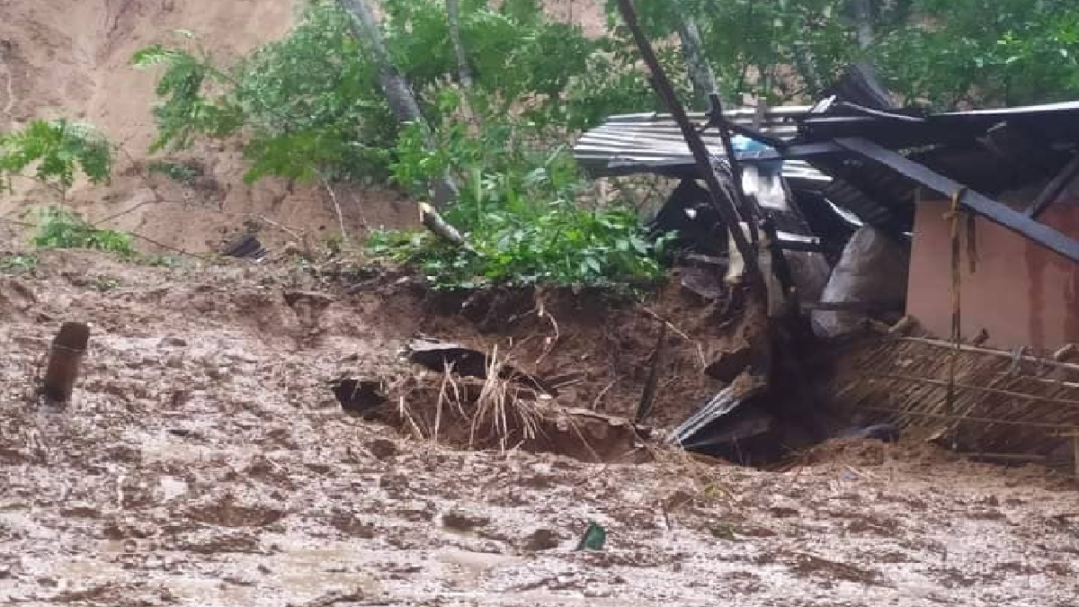 ঘুমন্ত পরিবারের ওপর পাহাড় ধসে পড়ে নিহত ৪