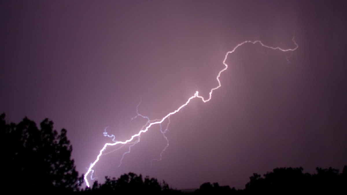 বৃষ্টিতে ভিজে ফুটবল খেলতে গিয়ে বজ্রপাতে ৩ কিশোরের মৃত্যু