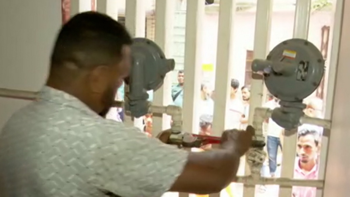 রাজধানীর মিরপুরে তিতাসের অভিযানে অবৈধ গ্যাস সংযোগ বিচ্ছিন্ন