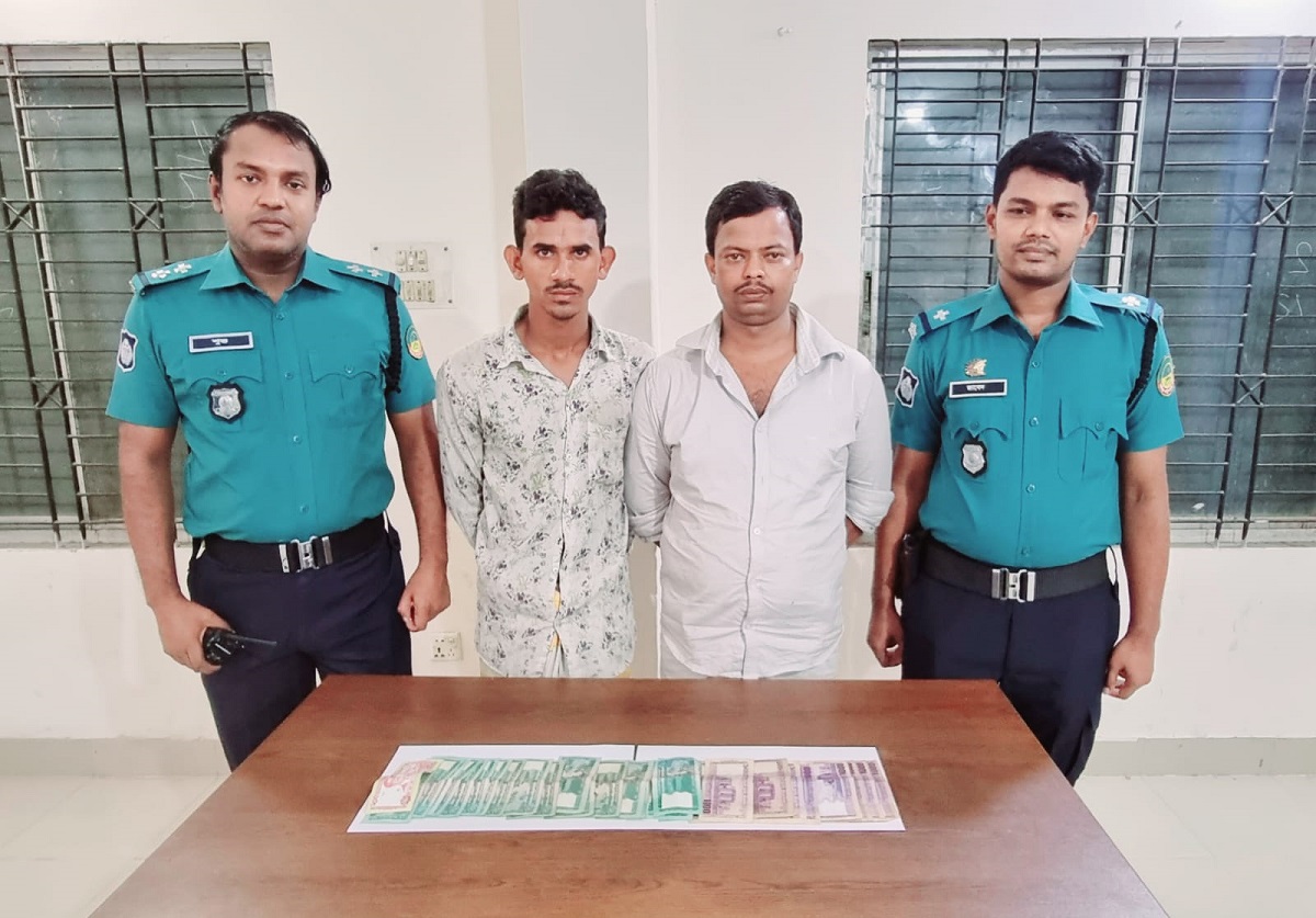 টঙ্গীতে ধূর্ত ডাকাত চক্রকে গ্রেফতারে ছদ্মবেশে পুলিশ