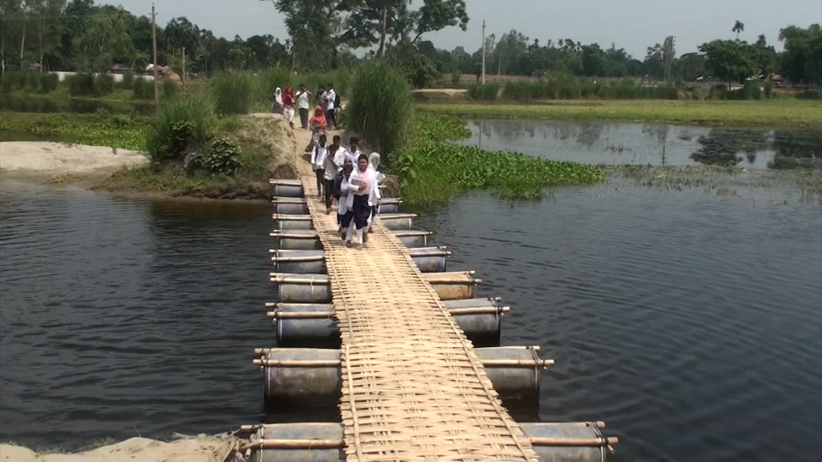 শিক্ষার্থীদের স্কুলে আনতে ড্রাম দিয়ে সেতু বানিয়েছেন স্কুলশিক্ষক ইব্রাহিম আলী