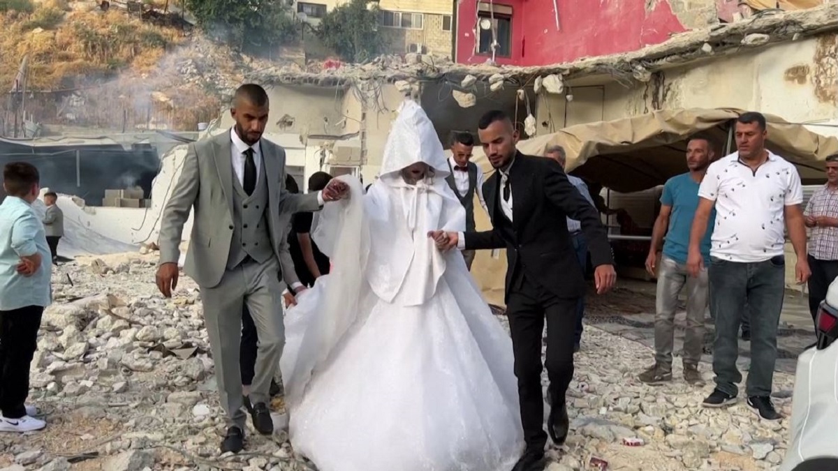 ধ্বংসস্তূপের মধ্যেই বিয়ে, ইসরায়েলি কর্তৃপক্ষ বাড়ি ভাঙলেও থেমে থাকেনি আয়োজন