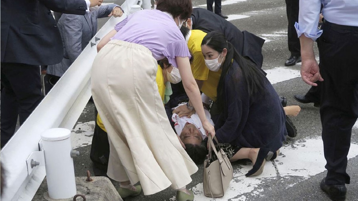জাপানের সাবেক প্রধানমন্ত্রী শিনজো আবে গুলিবিদ্ধ
