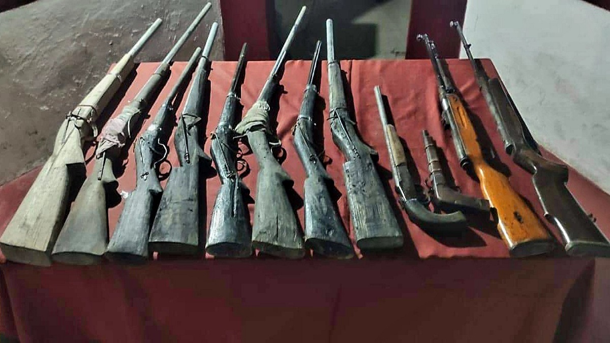 বিজিবির অভিযানে বস্তাভর্তি আগ্নেয়াস্ত্র ও মদ উদ্ধার