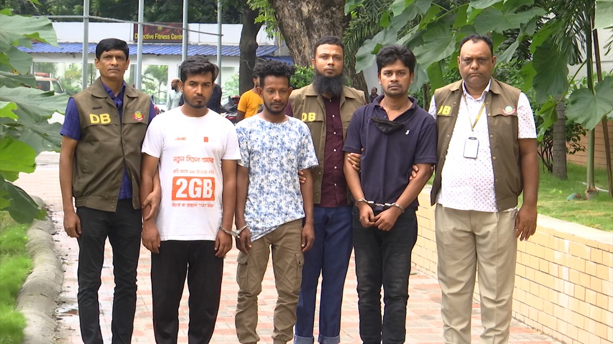 সার্ভার হ্যাক করে পণ্য লুট, গোয়েন্দার জালে আটক ৩